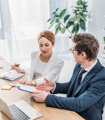 HR professional discussing layoff strategy with leadership